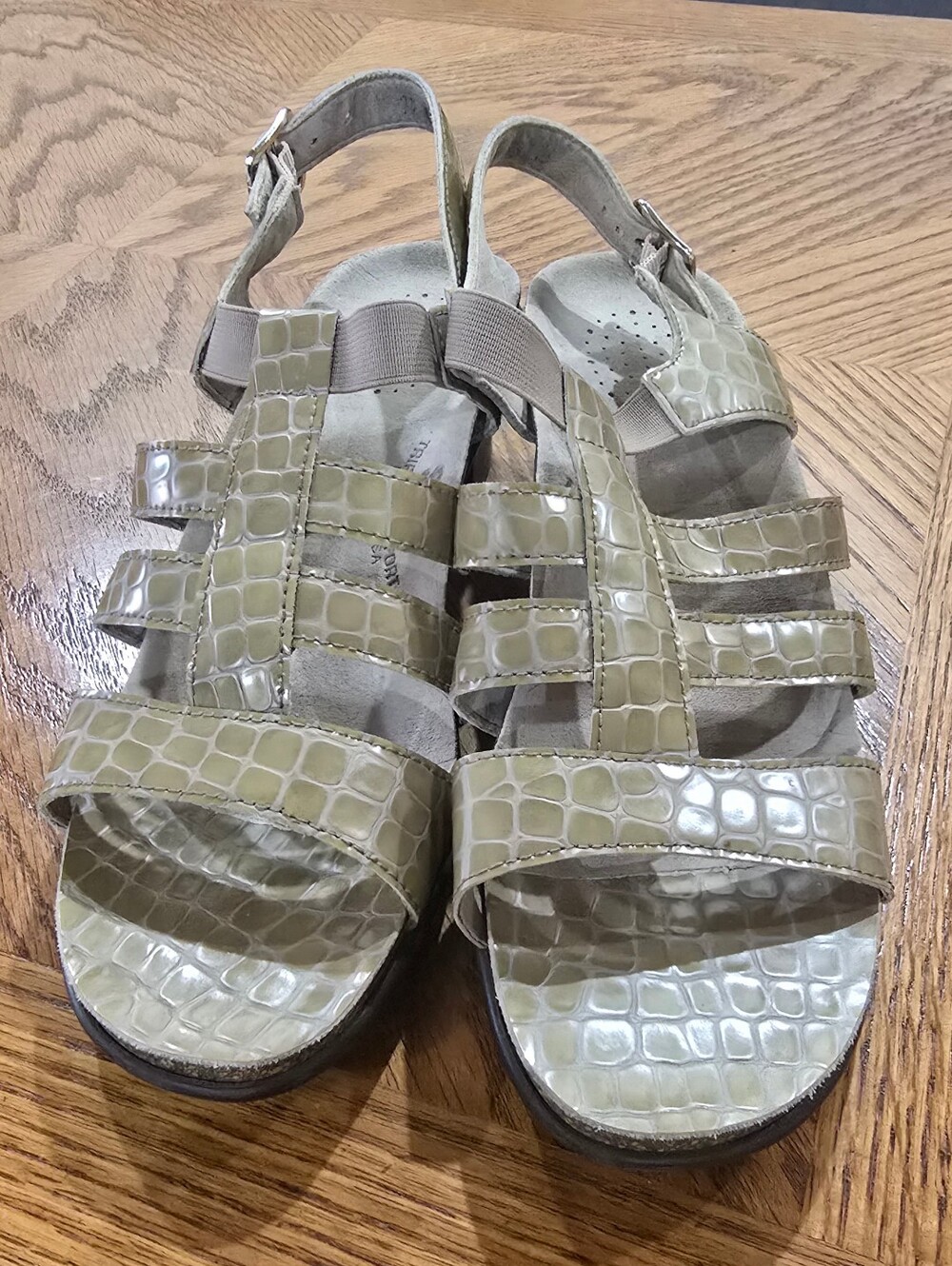 SAS Allegro Taupe Croc. Women’s Croc-Effect Strappy Sandals With Box